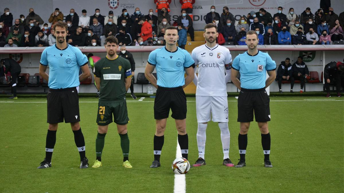 Roca Robles, árbitro del partido entre la AD Ceuta y el Córdoba CF, en el centro de la imagen, el pasado domingo.