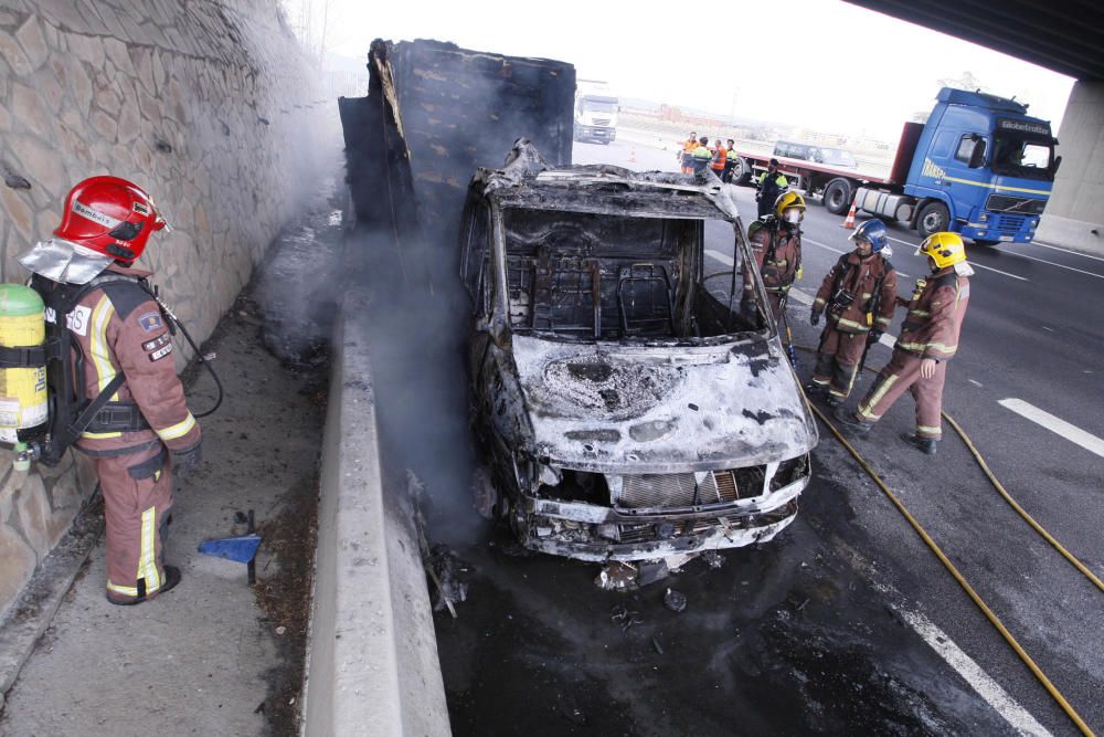 S''incendia un camió a l''AP7 a Salt i provoca cues a l''autopista