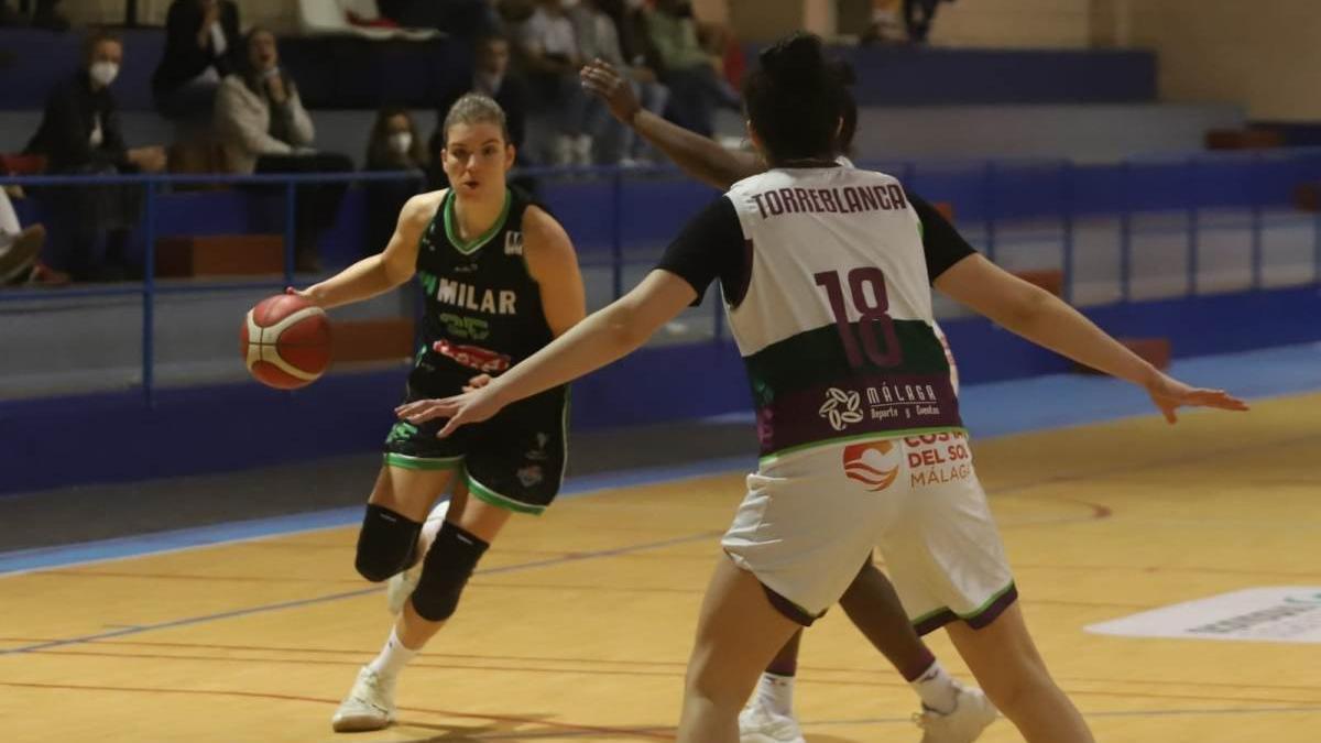 Sofía Licskai, con el balón en el partido Milar-Unicaja.