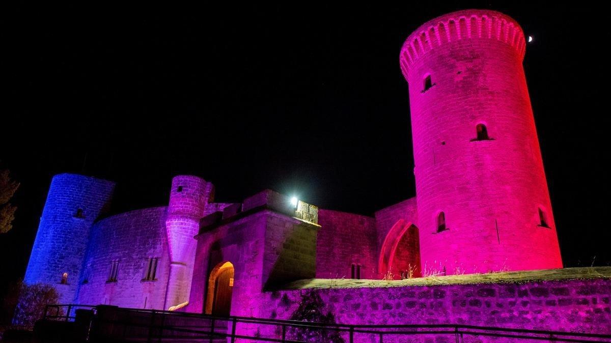 El Castillo de Bellver (Palma),  iluminado con los colores del arcoíris para celebrar el Día del Orgullo.