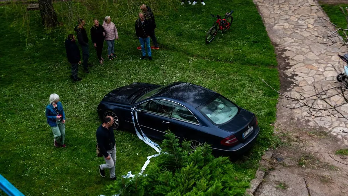 Un coche ‘vuela’ desde la carretera y cae en el paseo de O Burgo