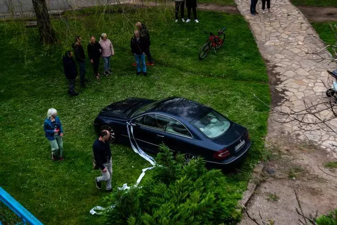 Un coche vuela y cae al paseo de O Burgo