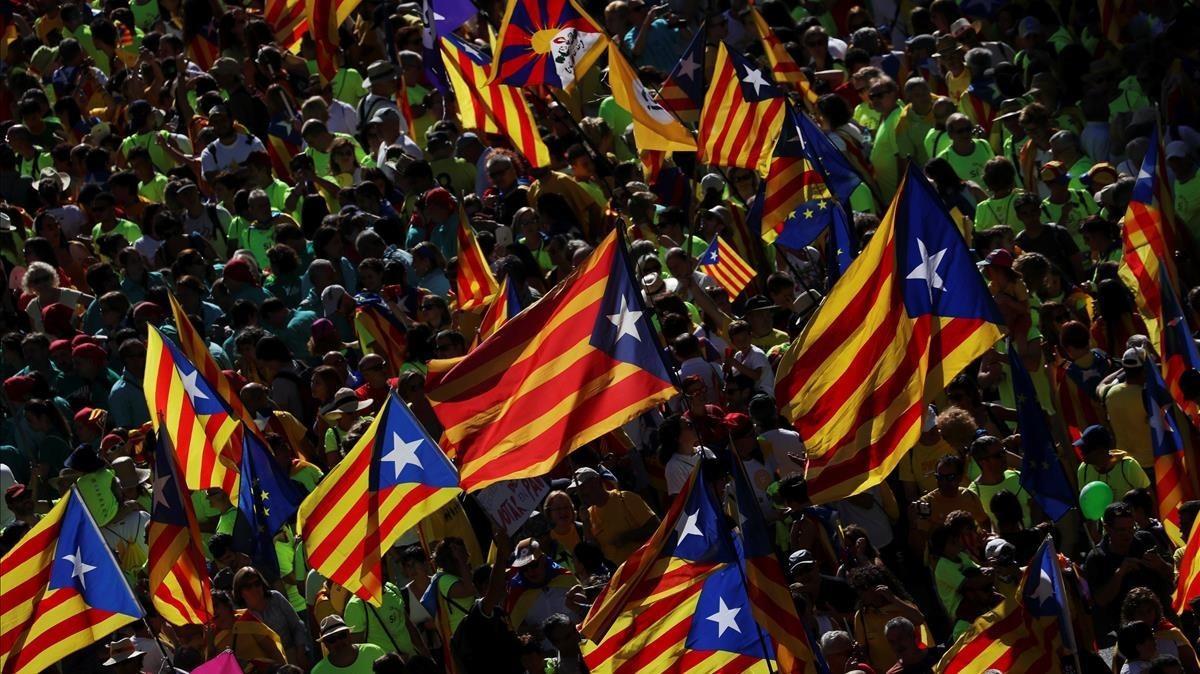 rjulve40063472 esteladas  catalan separatist flags  wave in the air as thou170911204850