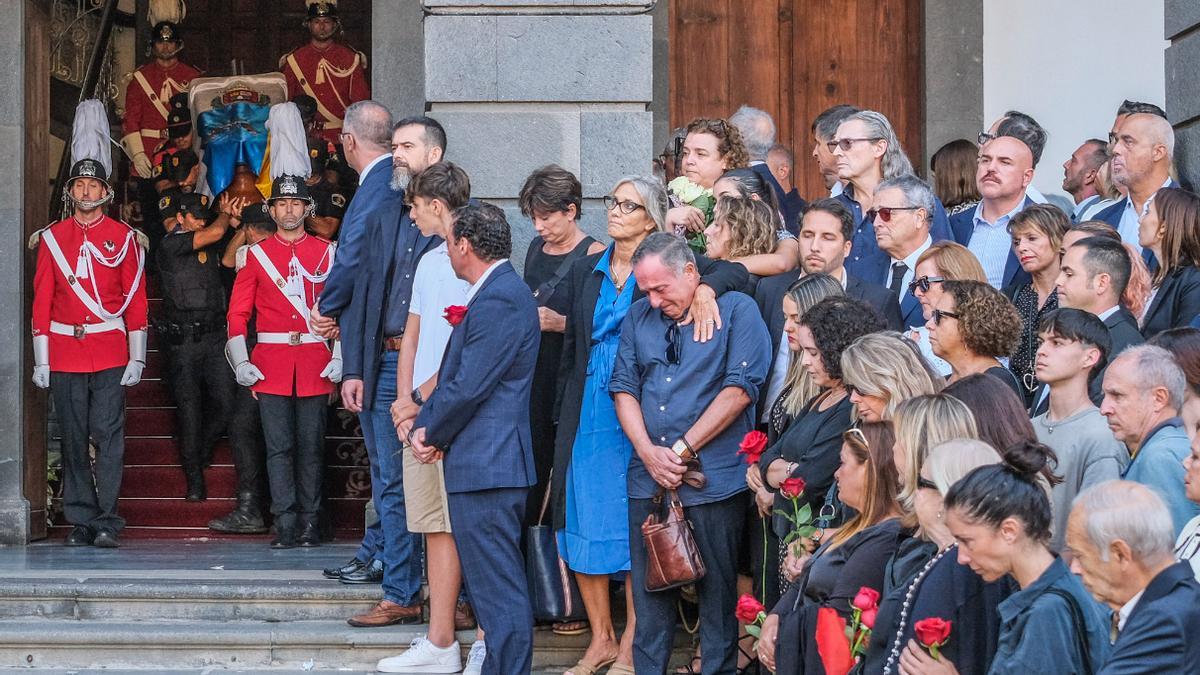 Salida de las Casas Consistoriales del féretro de Jerónimo Saavedra