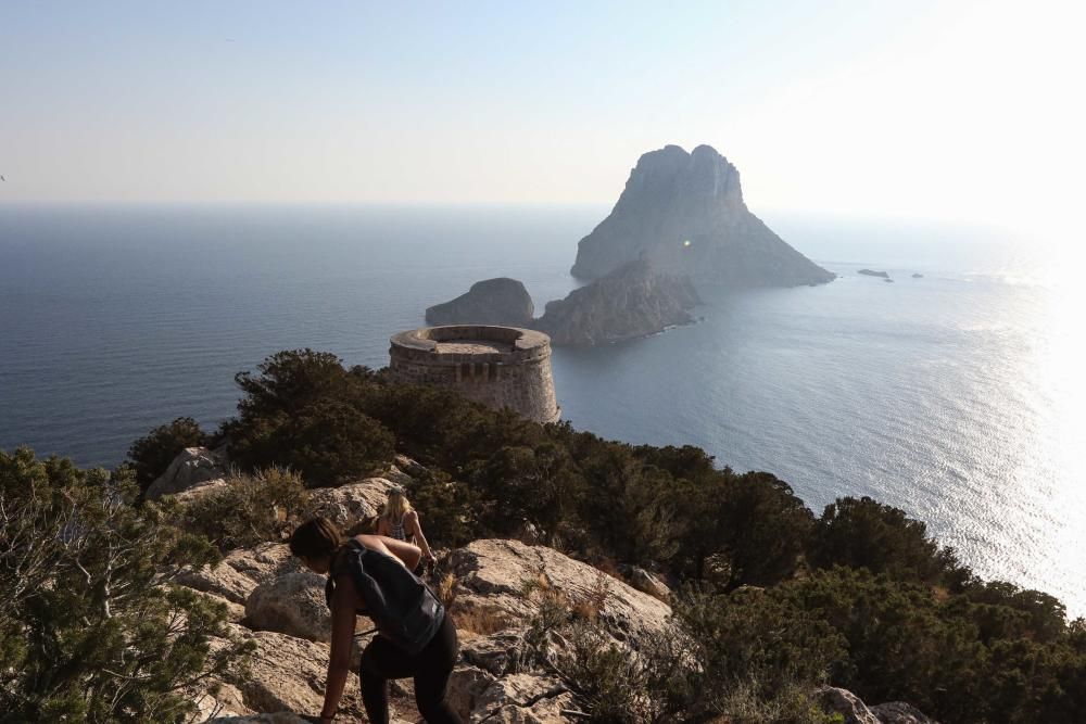 CALA D’HORT (9 de maig): Per acabar una temporada especial, un passeig per una zona que ho és molt: els voltants de cala d’Hort, amb interès arqueològic, paisatgístic (es Vedrà sempre present) i també simbòlic, perquè si es conserva és gràcies a la lluita de la gent d’Eivissa oposant-se als projectes especuladors.