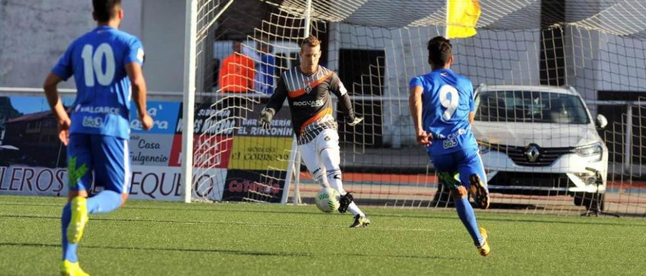 Bussman controla el balón entre dos contrarios.