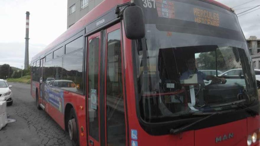 Un autobús urbano de la línea 6 circula por Meicende.