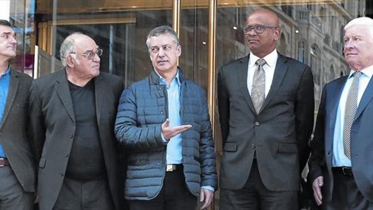 Iñigo Urkullu y el responsable de Paz y Convivencia del Gobierno vasco, Jonan Fernández (izquierda), con los verificadores Ram Manikkalingham, Ronnie Kasrils y Chris Maccabe, ayer.