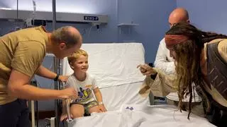 Johnny Depp visita a los niños hospitalizados en San Sebastián vestido de Jack Sparrow