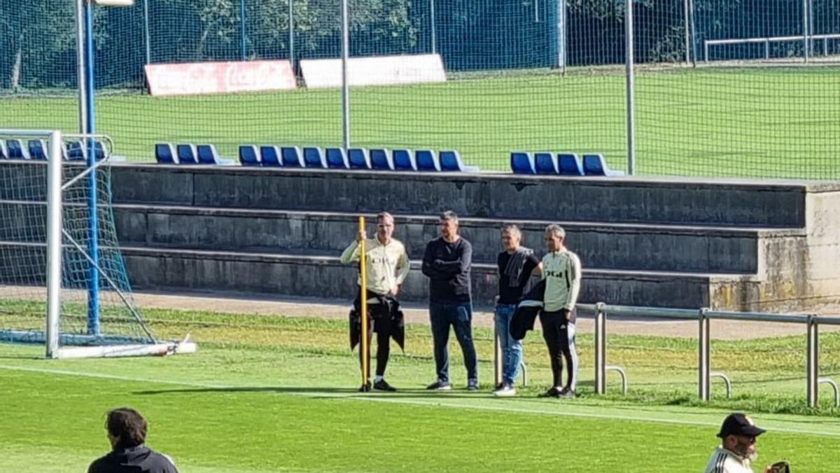 Tito y César arropan al técnico en la vuelta al trabajo tras la derrota