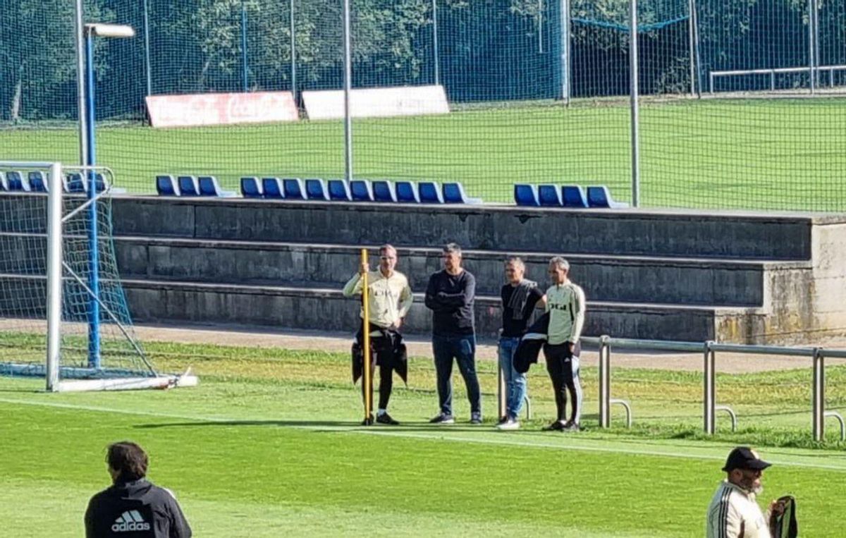 Tito y César arropan al técnico en la vuelta al trabajo tras la derrota