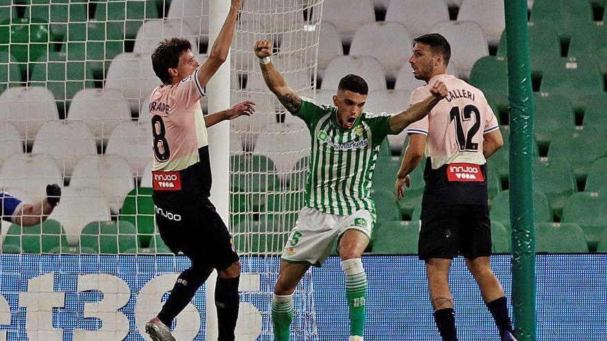 Bartra aixeca els braços per celebrar el gol de la victòria del Betis contra l&#039;Espanyol.