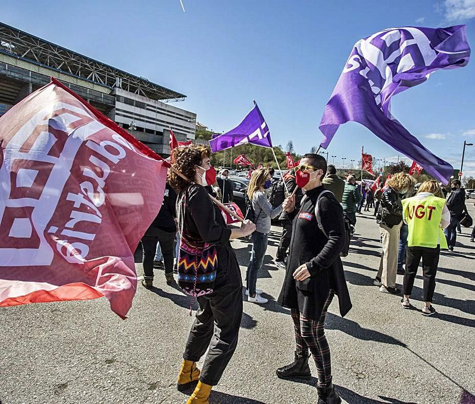 Manifestantes en la protesta final en el aparcamiento del Carlos Tartiere. | Irma Collín