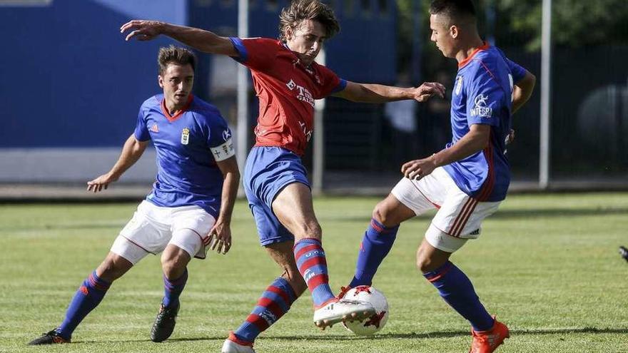 Una jugada del encuentro disputado ayer en El Requexón entre el Oviedo B y el Ceares.