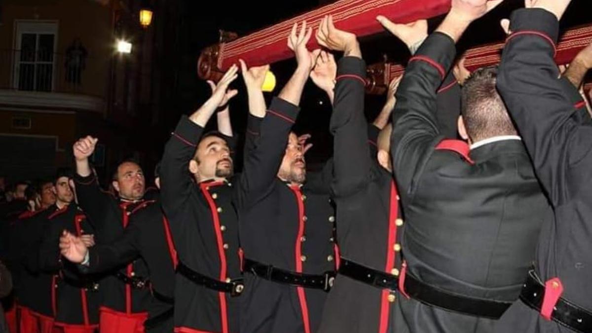 Diego José Mateos durante uno de los relevos del varal que ocupa en el trono del Santísimo Cristo de la Sangre, del Paso Encarnado, durante la Procesión del Silencio, en el barrio de San Cristóbal.