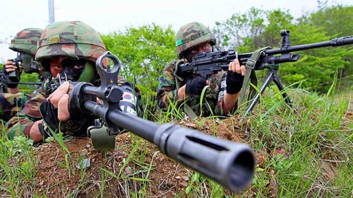 Un grup de soldats de Corea del Sud presa posicions d’atac a prop de la zona desmilitaritzada en la frontera amb Corea del Nord.