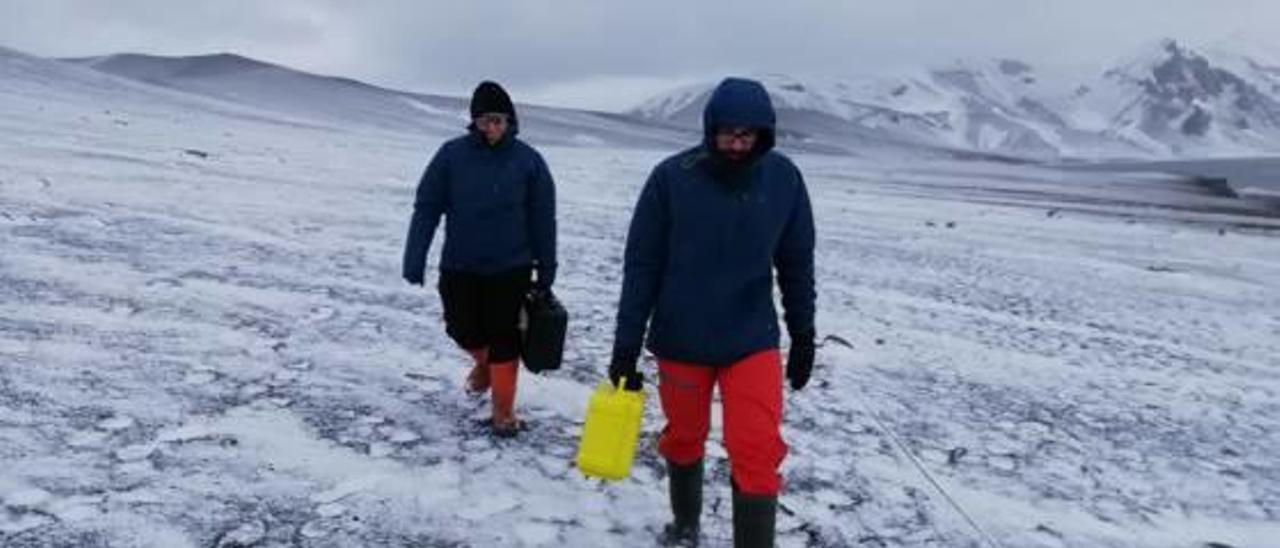 El investigador eldense ha acudido a la Antártida con la Universidad de Granada para realizar un seguimiento de la actividad sísmica del volcán donde se encuentra la base española.