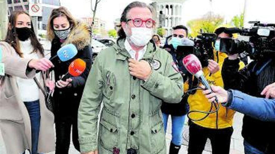 Pepe Navarro, llegando a los juzgados.