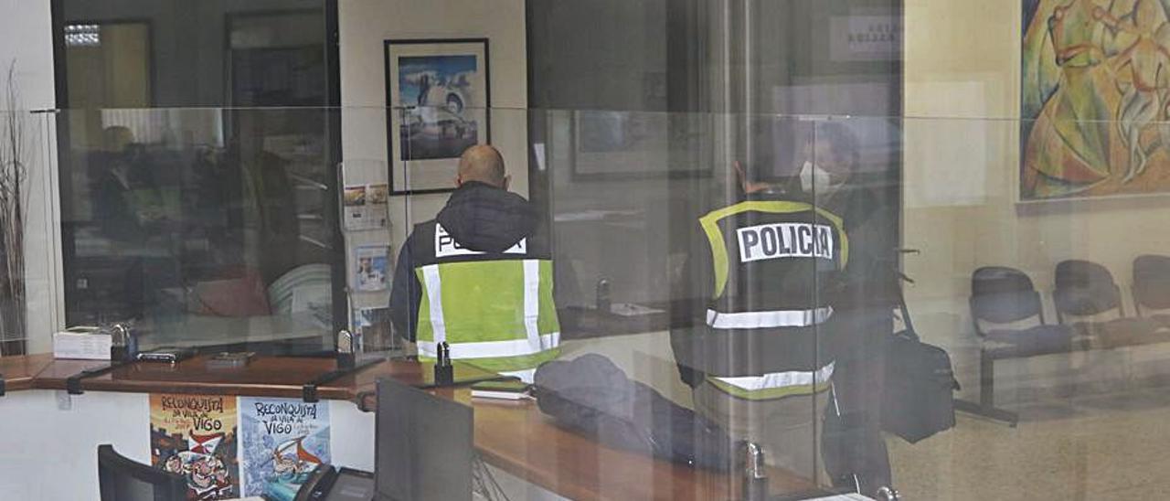 Agentes de la UDEF, durante el registro en el Colegio. |   // A. VILLAR