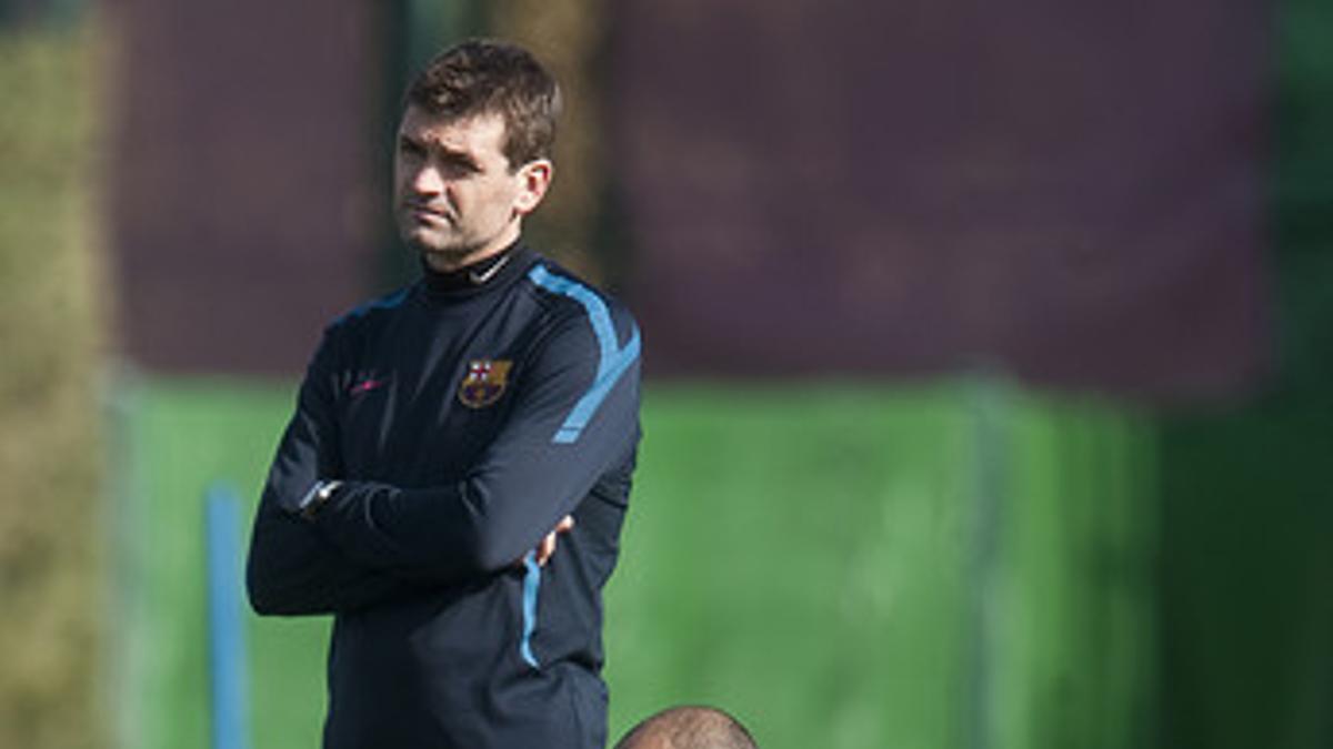 Vilanova, de pie, y Guardiola, observan el entrenamiento del Barça en Sant Joan Despí