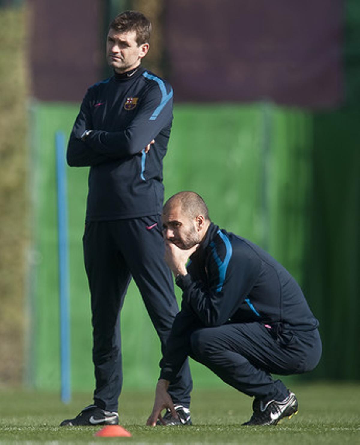 Vilanova, dret, i Guardiola, observen l’entrenament del Barça a Sant Joan Despí.