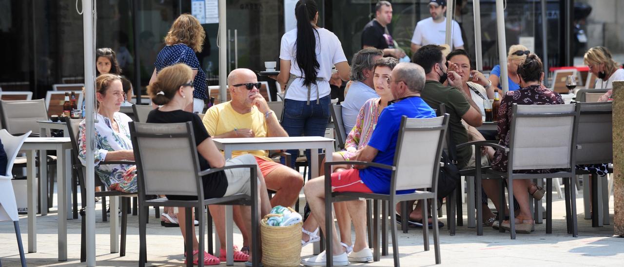 Turistas en una terraza en Sanxenxo este verano. // Rafa Vázquez