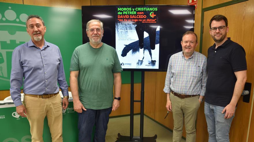 La directiva del Grup Fotogràfic de Petrer, junto con el concejal de Cultura, Fernando Portillo, y el consejero de Cultura de la Obra Social de Caixapetrer, Ramón Blanquer.