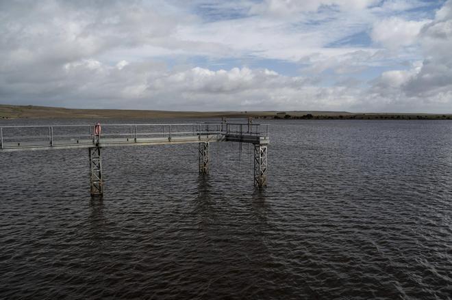 Fotogalería | El Guadioloba desembalsando agua, este viernes