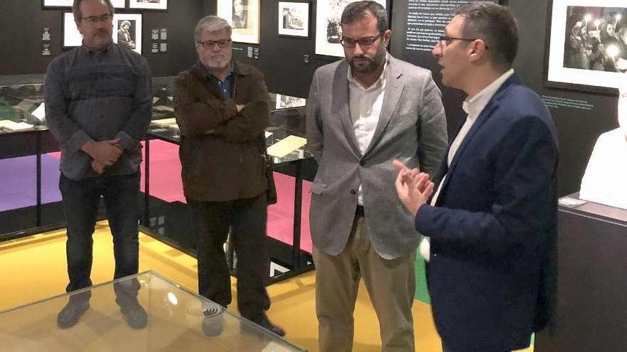 Alberto Martín, a la derecha, explica a las autoridades y expertos el contenido de la exposición.