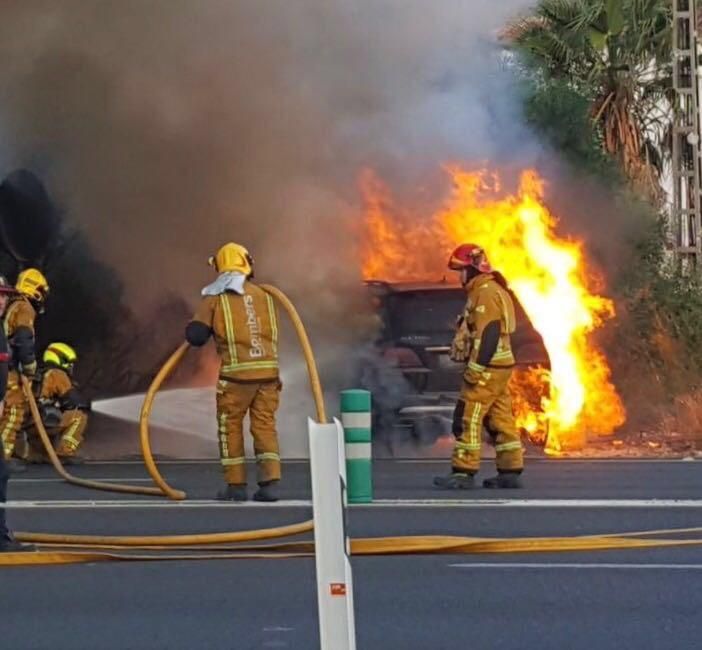 Incendio de un vehículo en la N332
