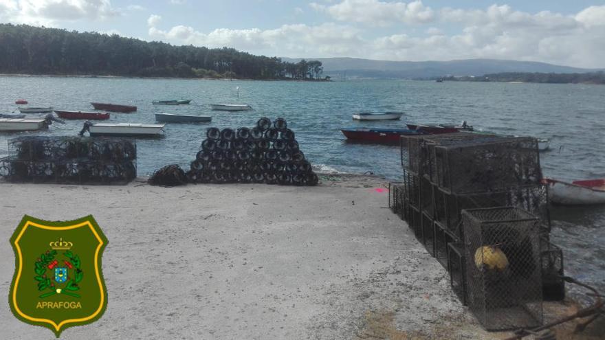 Decomisan más de 130 nasas cerca de la isla de Cortegada en un operativo contra el furtivismo