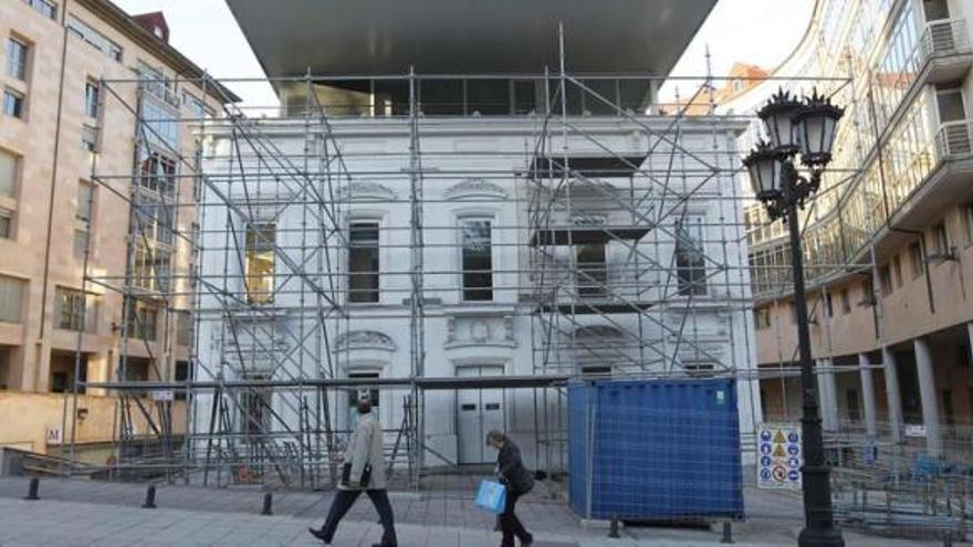 La sede del Colegio de Arquitectos, rodeada de andamios, ayer. | luisma murias