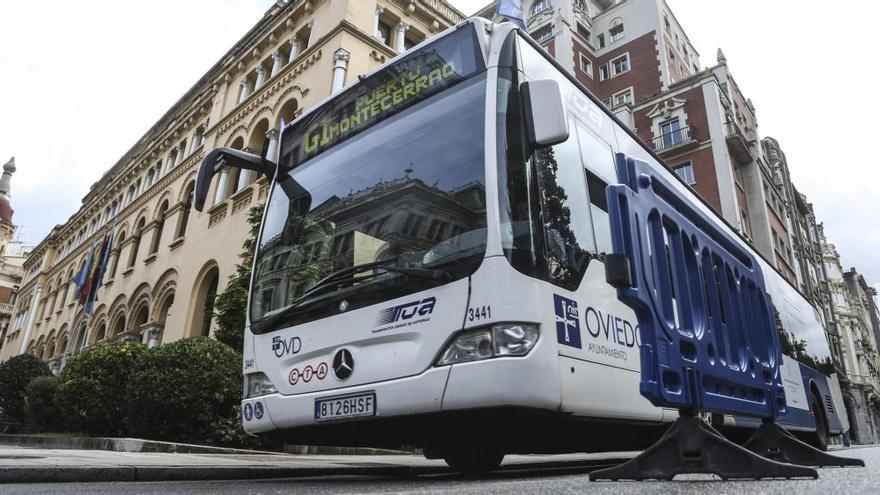 Un autobús de TUA circulando por la calle Marqués de Santa Cruz.