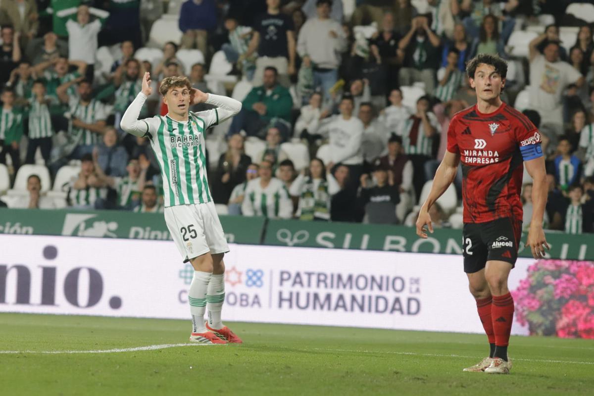 Mikel Goti se lamenta de una ocasión fallada por el Córdoba CF ante el Mirandés.