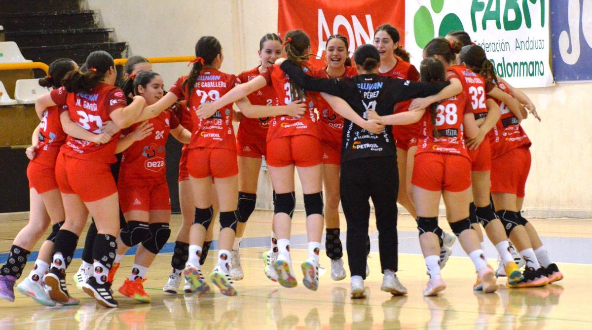 Las jugadoras del Córdoba Balonmano celebran la conquista del título andaluz.