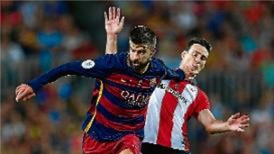 Gerard Piqué, lluitant una pilota amb Aduriz.