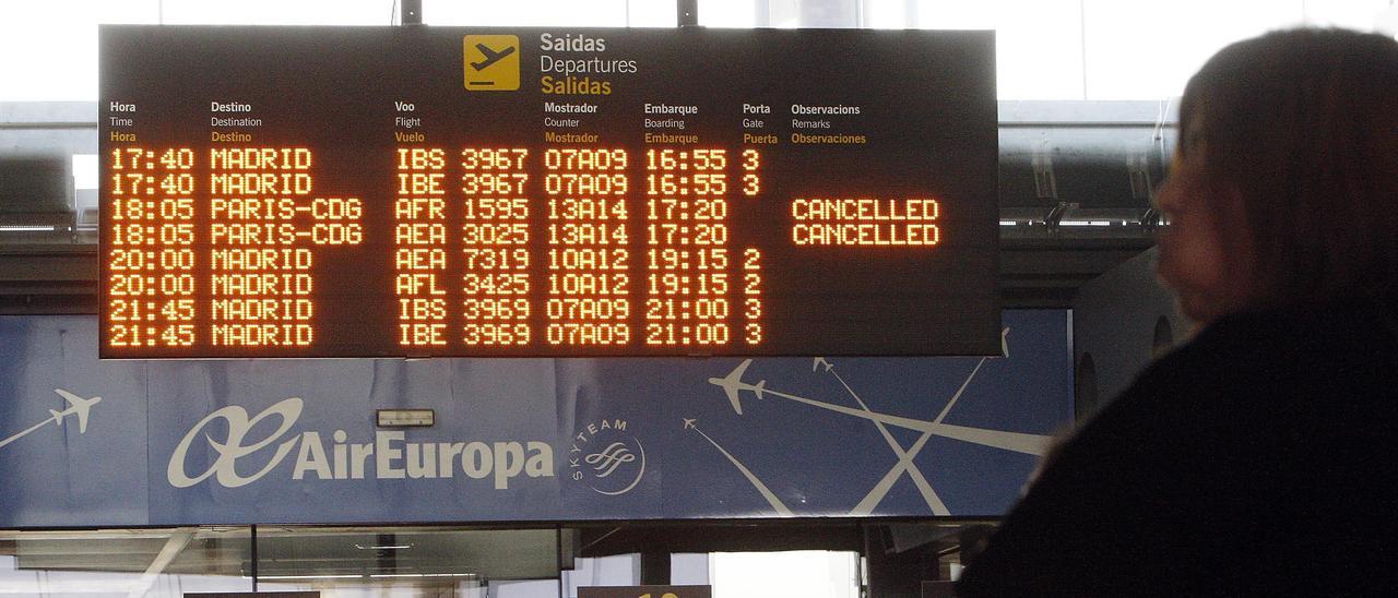 Foto de archivo del panel de vuelos del Aeropuerto de Vigo.