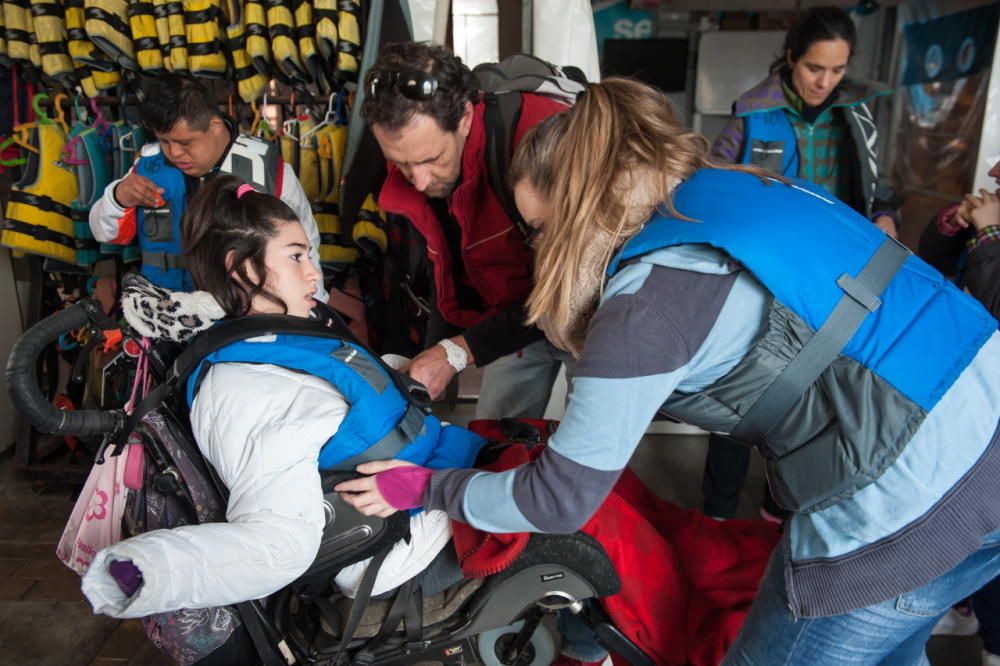 La Setmana del Mar organiza por primera vez una excursión en velero exclusiva para jóvenes con discapacidad de Apneef.