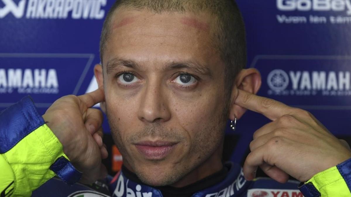 Valentino Rossi (Yamaha) se coloca lo tapones en sus oídos antes de un entrenamiento.