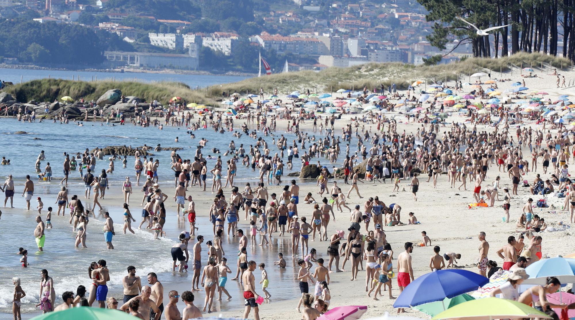 Plaga de sombrillas en Samil, con los termómetros superando los 35 grados