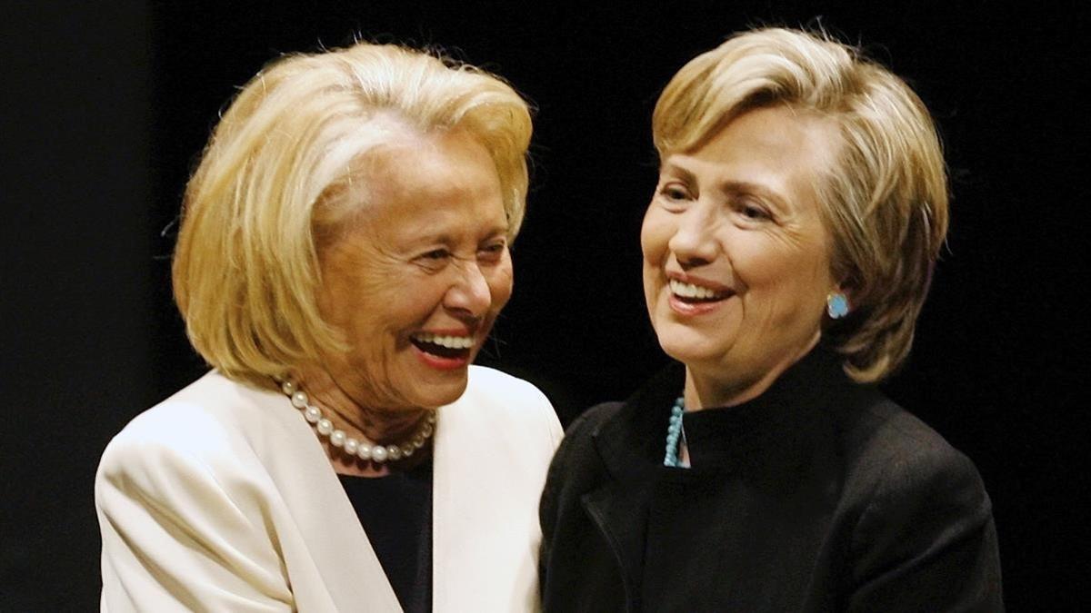 Liz Smith y Hillary Clinton, en un acto del 2006.