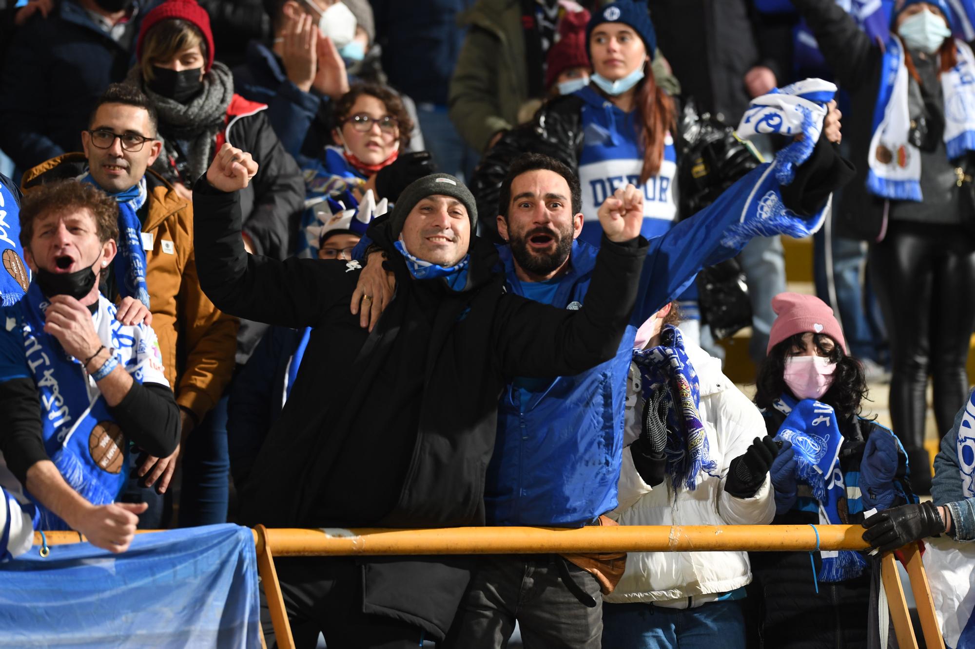 Fiesta blanquiazul en la grada del Reino León tras ganarle 2-3 el Deportivo a la Cultural