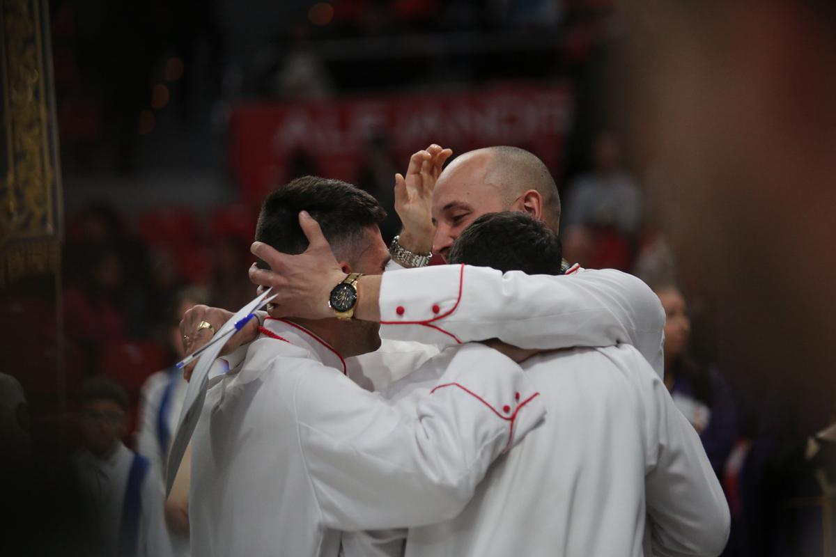 Miembros de la Columna celebran su triunfo, este domingo en Zaragoza.