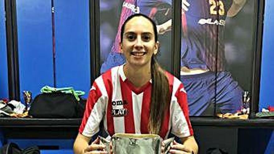 Laia Beltran, amb la Copa Catalunya del 2018 i el sènior de la Penya