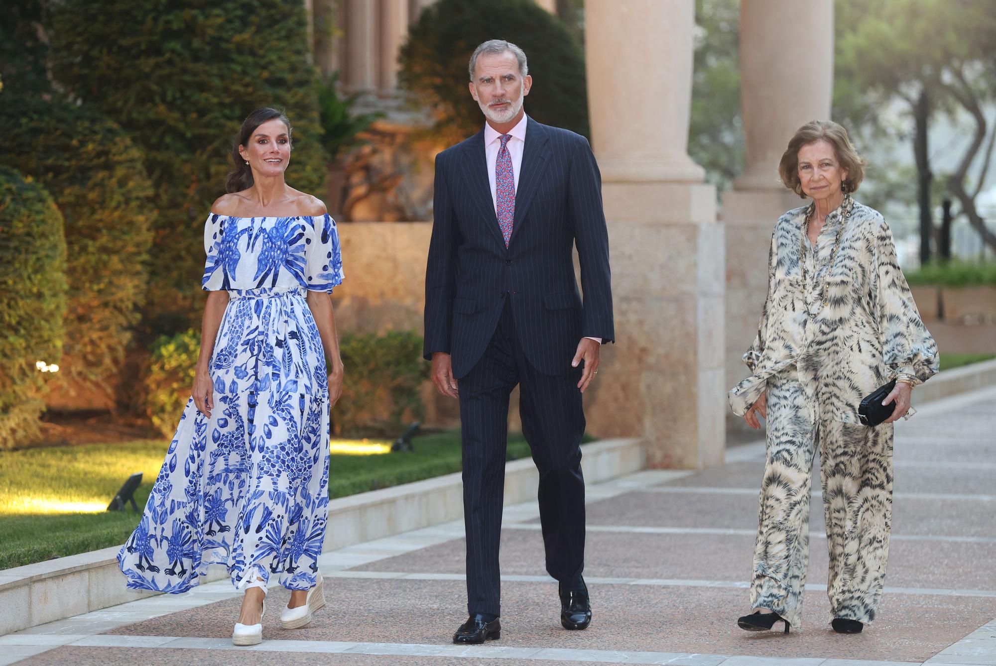 Mira aquí todas las fotos de la visita de los Reyes al Palacio Marivent para recibir a la sociedad balear