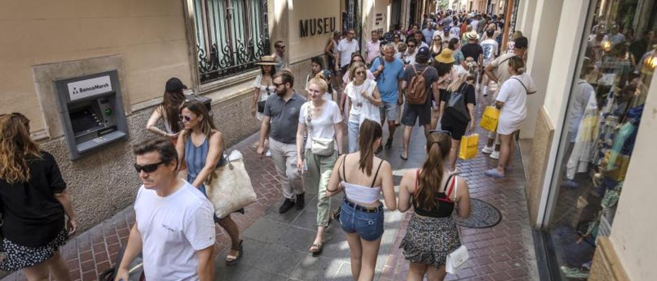 El fin de las restricciones y el turismo se apuntan como claves de la reactivación.