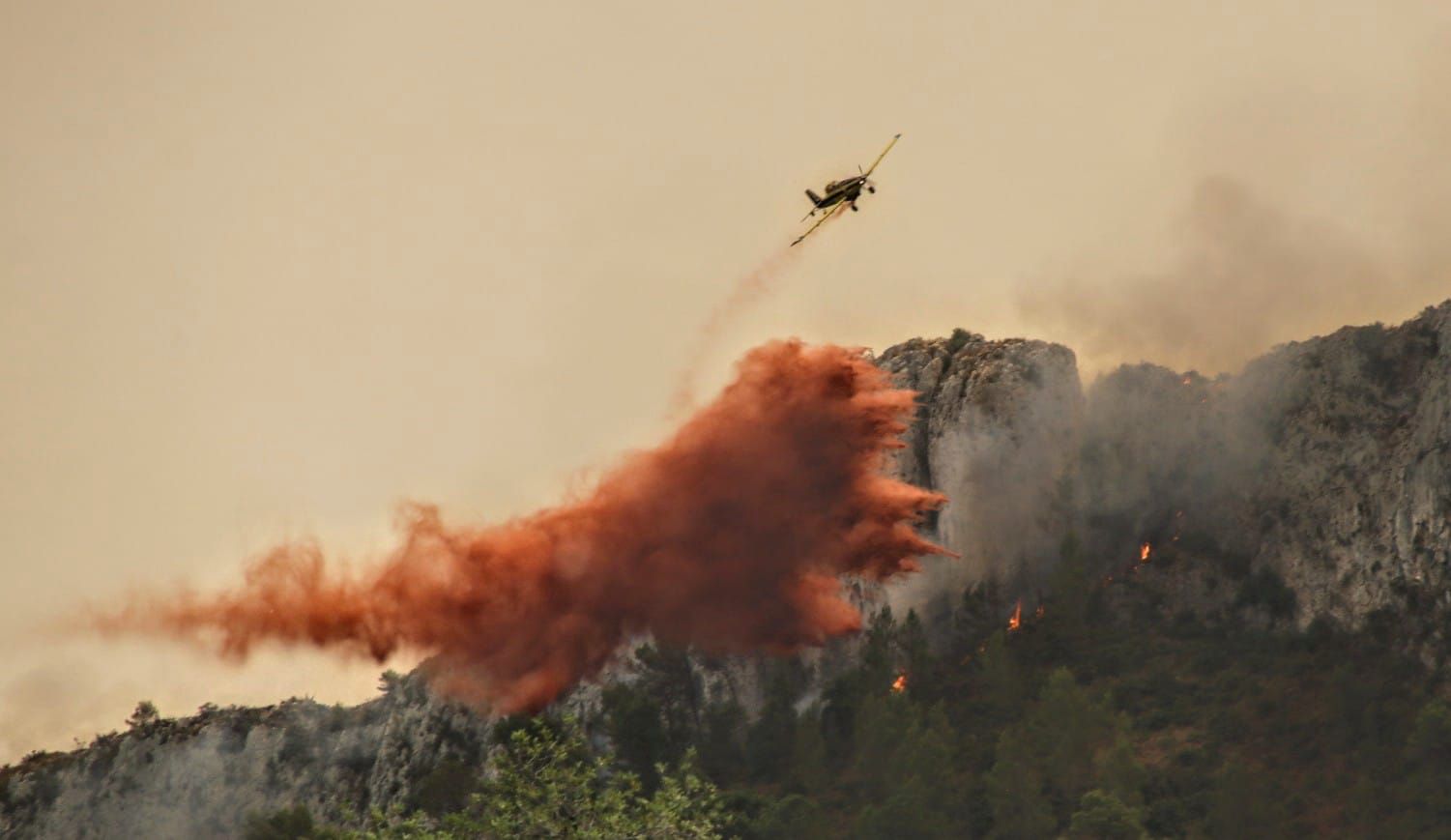 El incendio en la Vall d'Ebo calcina 2.200 hectáreas y se estudian desalojos