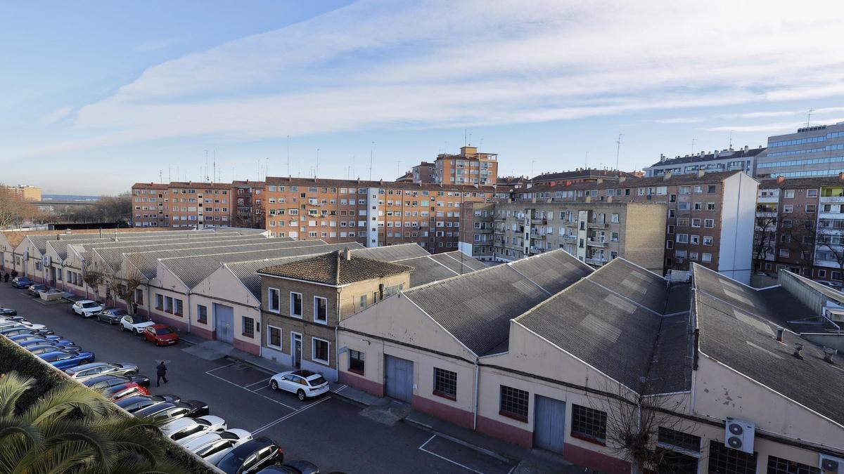 Fotografía de las naves de Instalaza en el Casco Histórico de la capital aragonesa, situadas entre Tenerías y el Parque Bruil.