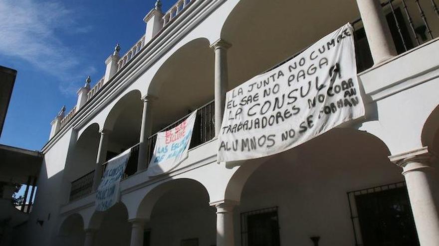 Carteles de protesta en la instalaciones de la escuela de hostelería de La Cónsula.