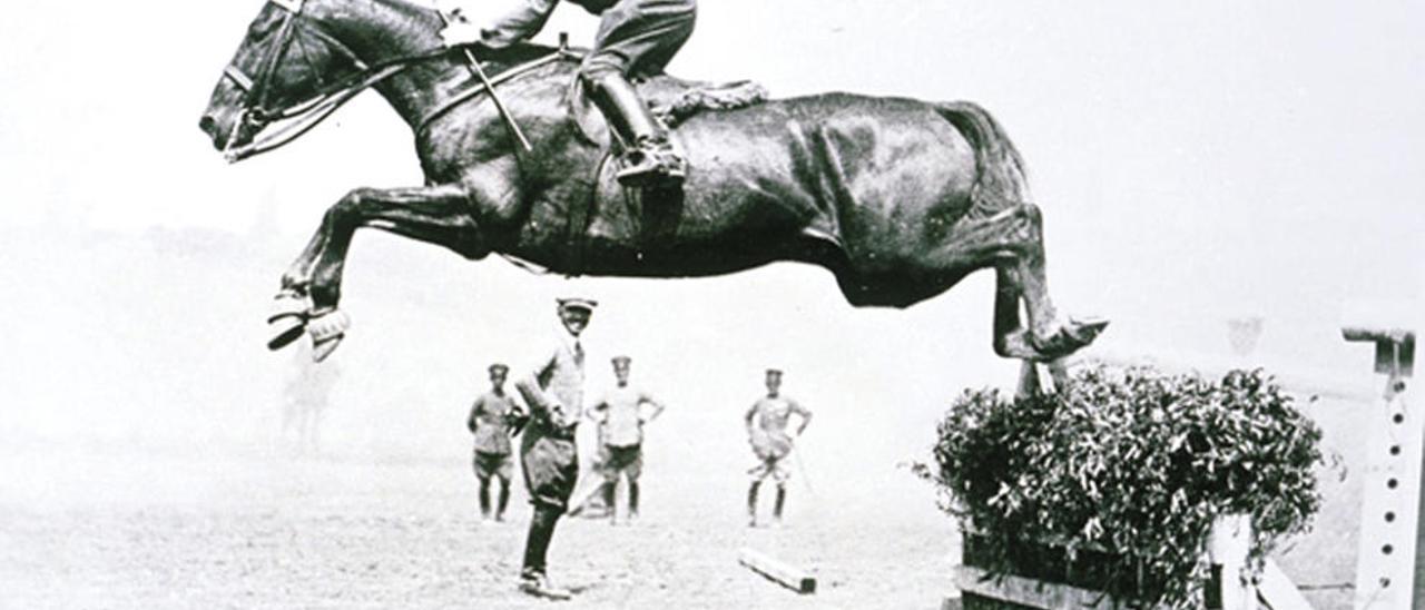 Nishi salta un obstáculo con &quot;Uranus&quot; durante un entrenamiento.